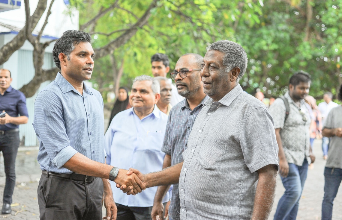 މި އަހަރުގެ ރިޔާސީ އިންތިޚާބުގައި ވާދަކުރައްވާ އިިދކޮޅު ކެންޑިޑޭޓް އިބްރާހިމް މުހައްމަދު ސޯލިހް (އިބޫ) ގެ ރަނިންމޭޓް ފައިސަލް ނަސީމް ވިލިމާލޭގައި ކުރިއަށް ގެންދިޔަ ކެމްޕެއިންގައި މީހަކާ ސަލާމް ކުރައްވަނީ.---ފޮޓޯ: އިބްރާހިމް އަސްއަދު