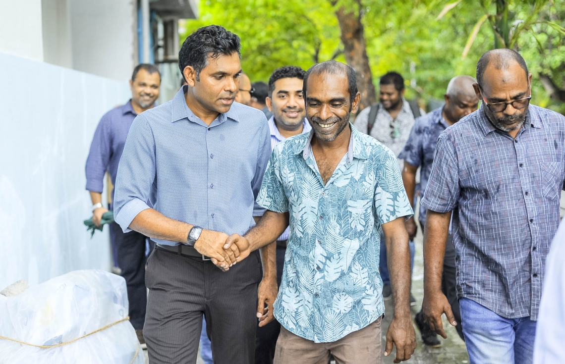 މި އަހަރުގެ ރިޔާސީ އިންތިޚާބުގައި ވާދަކުރައްވާ އިިދކޮޅު ކެންޑިޑޭޓް އިބްރާހިމް މުހައްމަދު ސޯލިހް (އިބޫ) ގެ ރަނިންމޭޓް ފައިސަލް ނަސީމް ވިލިމާލޭގައި ކުރިއަށް ގެންދިޔަ ކެމްޕެއިންގައި މީހަކާ ސަލާމް ކުރައްވަނީ.---ފޮޓޯ: އިބްރާހިމް އަސްއަދު