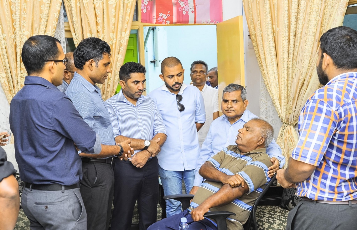 މި އަހަރުގެ ރިޔާސީ އިންތިޚާބުގައި ވާދަކުރައްވާ އިިދކޮޅު ކެންޑިޑޭޓް އިބްރާހިމް މުހައްމަދު ސޯލިހް (އިބޫ) ގެ ރަނިންމޭޓް ފައިސަލް ނަސީމް ވިލިމާލޭގައި ކުރިއަށް ގެންދިޔަ ކެމްޕެއިންގެ ތެރެއިން މީހެއްގެ ހާލު ބައްލަވާލައްވަނީ.---ފޮޓޯ: އިބްރާހިމް އަސްއަދު