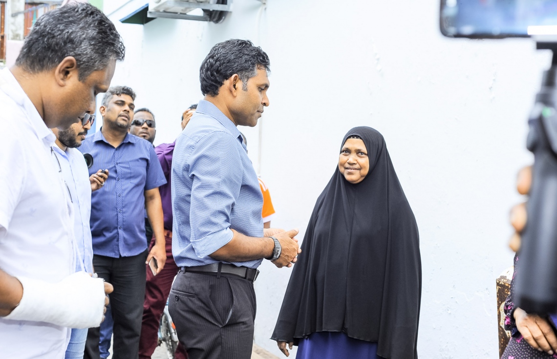 މި އަހަރުގެ ރިޔާސީ އިންތިޚާބުގައި ވާދަކުރައްވާ އިިދކޮޅު ކެންޑިޑޭޓް އިބްރާހިމް މުހައްމަދު ސޯލިހް (އިބޫ) ގެ ރަނިންމޭޓް ފައިސަލް ނަސީމް ވިލިމާލޭގައި ކުރިއަށް ގެންދިޔަ ކެމްޕެއިންގެ ތެރެއިން މީހަކާ ވާހަކަ ދައްކަވަނީ.---ފޮޓޯ: އިބްރާހިމް އަސްއަދު
