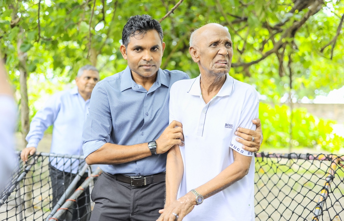މި އަހަރުގެ ރިޔާސީ އިންތިޚާބުގައި ވާދަކުރައްވާ އިިދކޮޅު ކެންޑިޑޭޓް އިބްރާހިމް މުހައްމަދު ސޯލިހް (އިބޫ) ގެ ރަނިންމޭޓް ފައިސަލް ނަސީމް ވިލިމާލޭގައި ކުރިއަށް ގެންދިޔަ ކެމްޕެއިންގެ ތެރެއިން، ދިވެހި ބޭސް ހެދުމަށް މަޝްހޫރު ބޭފުޅެއް ކަމަށްވާ ހުސައިން ގާސިމް (ތޮޅެންދޫ ގާސިމް) އާ އެކު.---ފޮޓޯ: އިބްރާހިމް އަސްއަދު
