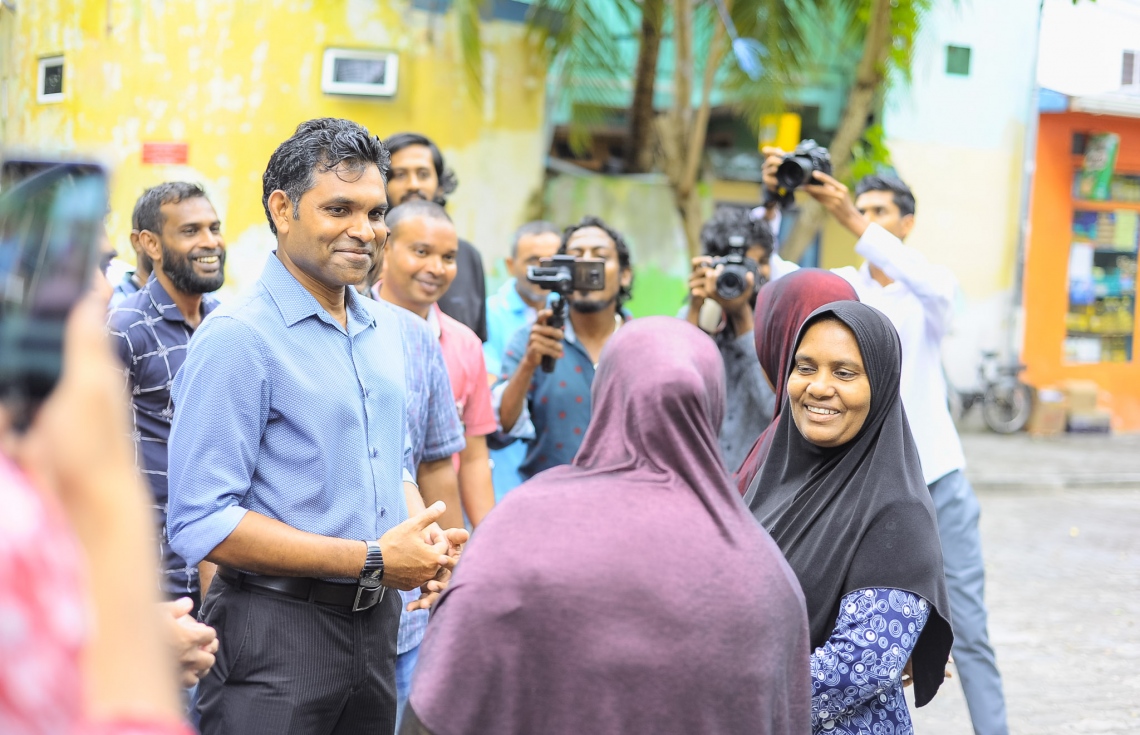 މި އަހަރުގެ ރިޔާސީ އިންތިޚާބުގައި ވާދަކުރައްވާ އިިދކޮޅު ކެންޑިޑޭޓް އިބްރާހިމް މުހައްމަދު ސޯލިހް (އިބޫ) ގެ ރަނިންމޭޓް ފައިސަލް ނަސީމް ވިލިމާލޭގައި ކުރިއަށް ގެންދިޔަ ކެމްޕެއިންގެ ތެރެއިން ބަޔަކާ ވާހަކަ ދައްކަވަނީ.---ފޮޓޯ: އިބްރާހިމް އަސްއަދު