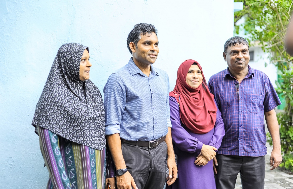 މި އަހަރުގެ ރިޔާސީ އިންތިޚާބުގައި ވާދަކުރައްވާ އިިދކޮޅު ކެންޑިޑޭޓް އިބްރާހިމް މުހައްމަދު ސޯލިހް (އިބޫ) ގެ ރަނިންމޭޓް ފައިސަލް ނަސީމް ވިލިމާލޭގައި ކުރިއަށް ގެންދިޔަ ކެމްޕެއިންގައި ބަޔަކާ އެކު ފޮޓޯއެއް ނަންގަވަނީ.---ފޮޓޯ: އިބްރާހިމް އަސްއަދު