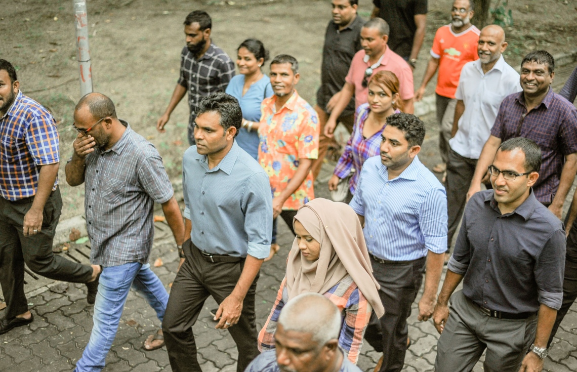 މި އަހަރުގެ ރިޔާސީ އިންތިޚާބުގައި ވާދަކުރައްވާ އިިދކޮޅު ކެންޑިޑޭޓް އިބްރާހިމް މުހައްމަދު ސޯލިހް (އިބޫ) ގެ ރަނިންމޭޓް ފައިސަލް ނަސީމް ހުޅުމާލޭގައި ކުރިއަށް ގެންދިޔަ ކެމްޕެއިންގެ ތެރެއިން ހިންގަވާފައި ވަޑައިގަންނަވަނީ.---ފޮޓޯ: އިބްރާހިމް އަސްއަދު