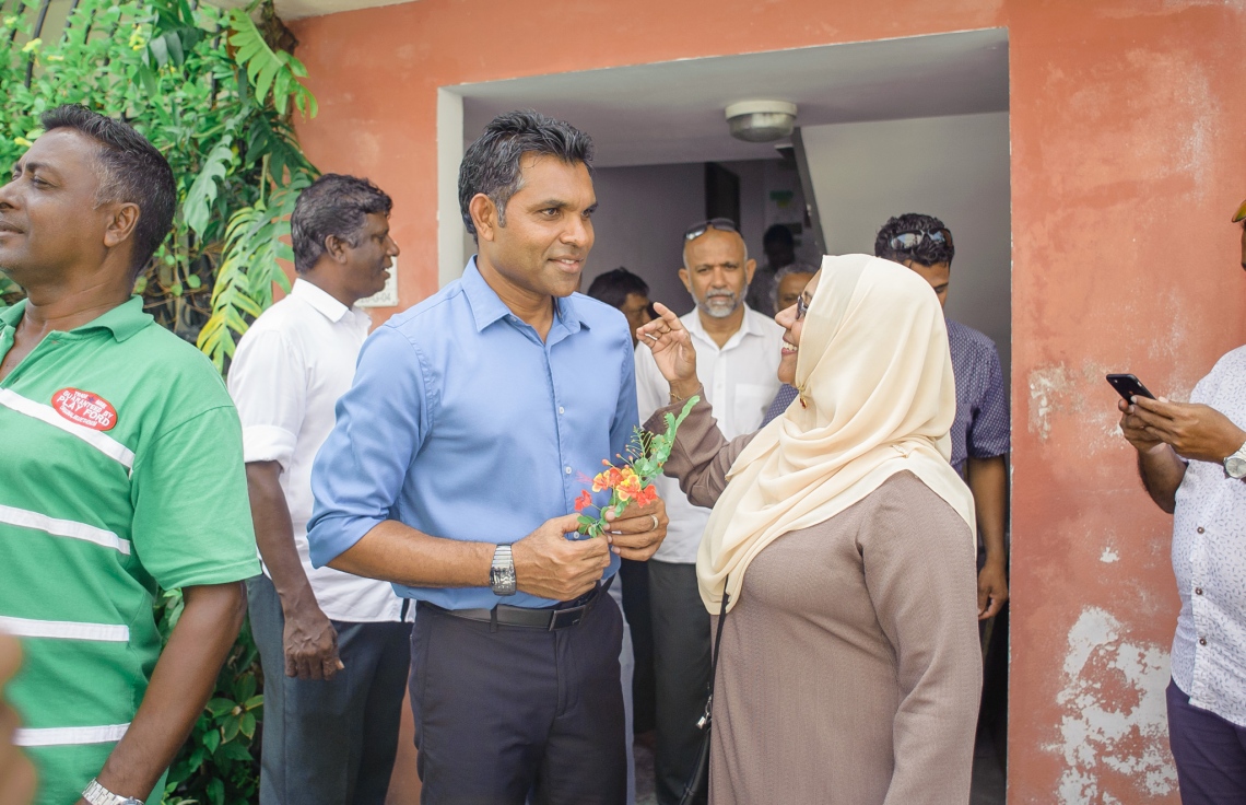 މި އަހަރުގެ ރިޔާސީ އިންތިޚާބުގައި ވާދަކުރައްވާ އިިދކޮޅު ކެންޑިޑޭޓް އިބްރާހިމް މުހައްމަދު ސޯލިހް (އިބޫ) ގެ ރަނިންމޭޓް ފައިސަލް ނަސީމް ހުޅުމާލޭގައި ކުރިއަށް ގެންދިޔަ ކެމްޕެއިންގެ ތެރެއިން މީހަކާ ވާހަކަ ދައްކަވަނީ.---ފޮޓޯ: އިބްރާހިމް އަސްއަދު