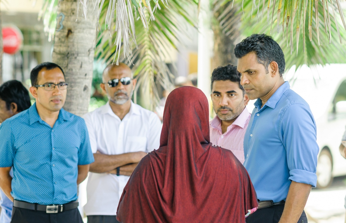 މި އަހަރުގެ ރިޔާސީ އިންތިޚާބުގައި ވާދަކުރައްވާ އިިދކޮޅު ކެންޑިޑޭޓް އިބްރާހިމް މުހައްމަދު ސޯލިހް (އިބޫ) ގެ ރަނިންމޭޓް ފައިސަލް ނަސީމް ހުޅުމާލޭގައި ކުރިއަށް ގެންދިޔަ ކެމްޕެއިންގެ ތެރެއިން ބަޔަކާ ވާހަކަ ދައްކަވަނީ.---ފޮޓޯ: އިބްރާހިމް އަސްއަދު