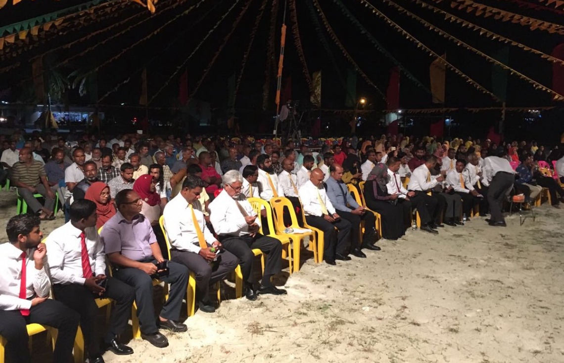 މި އަހަރުގެ ރިޔާސީ އިންތިޚާބުގެ ކެމްޕެއިނަށް އިދިކޮޅު ރިޔާސީ ކެންޑިޑޭޓް އިބްރާހިމް މުހައްމަދު ސޯލިހް (އިބޫ) ހދ. ގެ ރަށްތަކަށް ކުރައްވަމުން ގެންދަވާ ދަތުރުގެ ތެރެއިން، ކުޅުދުއްފުއްޓަށް ވަޑައިގެން އެ ރަށުގައި ބޭއްވި ޚާއްސަ ޖަލްސާގައި ބައިވެރިވި ބައެއް މީހުން.---ފޮޓޯ: އެމްޑީޕީ ޓުވިޓާ