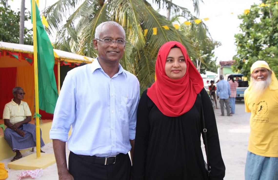 މި އަހަރުގެ ރިޔާސީ އިންތިޚާބުގެ ކެމްޕެއިނަށް އިދިކޮޅު ރިޔާސީ ކެންޑިޑޭޓް އިބްރާހިމް މުހައްމަދު ސޯލިހް (އިބޫ) ހދ. ގެ ރަށްތަކަށް ކުރައްވަމުން ގެންދަވާ ދަތުރުގެ ތެރެއިން، ކުޅުދުއްފުއްޓަށް ވަޑައިގެން އެ ރަށުގެ ޒުވާނަކާ އެކު ފޮޓޯއެއް ނަންގަވަނީ.---ފޮޓޯ: އެމްޑީޕީ ޓުވިޓާ