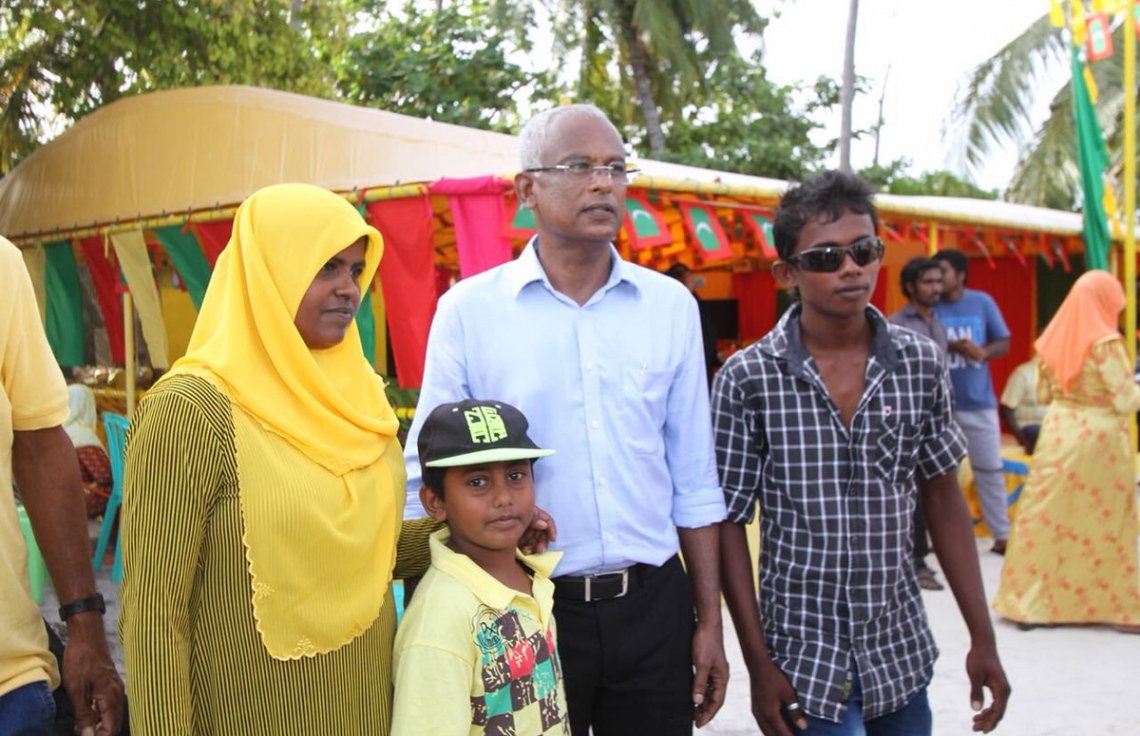 މި އަހަރުގެ ރިޔާސީ އިންތިޚާބުގެ ކެމްޕެއިނަށް އިދިކޮޅު ރިޔާސީ ކެންޑިޑޭޓް އިބްރާހިމް މުހައްމަދު ސޯލިހް (އިބޫ) ހދ. ގެ ރަށްތަކަށް ކުރައްވަމުން ގެންދަވާ ދަތުރުގެ ތެރެއިން، ކުޅުދުއްފުއްޓަށް ވަޑައިގެން އެ ރަށުގެ ބަޔަކާ އެކު ފޮޓޯއެއް ނަންގަވަނީ.---ފޮޓޯ: އެމްޑީޕީ ޓުވިޓާ