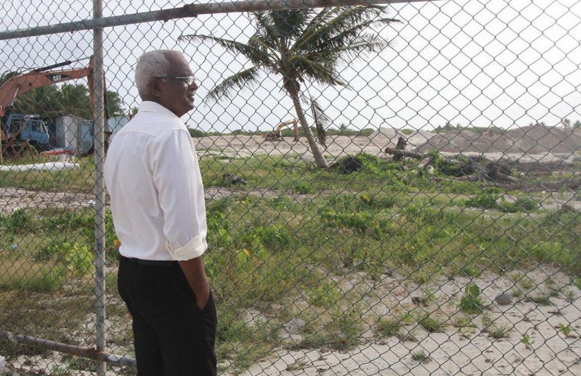 މި އަހަރުގެ ރިޔާސީ އިންތިޚާބުގެ ކެމްޕެއިނަށް އިދިކޮޅު ރިޔާސީ ކެންޑިޑޭޓް އިބްރާހިމް މުހައްމަދު ސޯލިހް (އިބޫ) ހދ. ގެ ރަށްތަކަށް ކުރައްވަމުން ގެންދަވާ ދަތުރުގައި، ކުޅުދުއްފުށީގެ ހިއްކި ސަރަހައްދު ބައްލަވާލައްވަނީ.---ފޮޓޯ: އެމްޑީޕީ ޓުވިޓާ