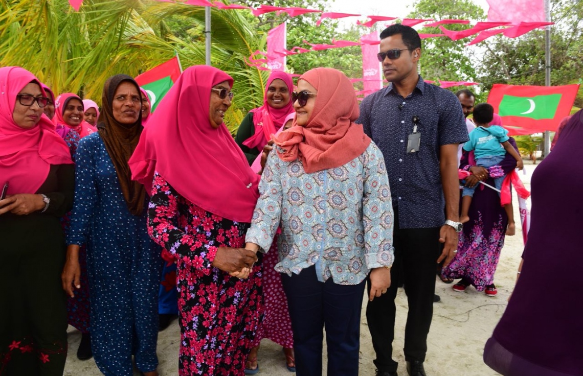 ރައީސް ޔާމީންގެ އަނބިކަނބަލުން ފަސްޓް ލޭޑީ ފާތިމަތު އިބްރާހީމް ބ. އަތޮޅަށް ކުރައްވަމުން ގެންދަވާ ދަތުރުފުޅުގެ ތެރެއިން، ޕީޕީއެމްގެ ބައެއް ސަޕޯޓަރަކާ ސަލާމް ކުރައްވަނީ.---ފޮޓޯ: ޕީޕީއެމް