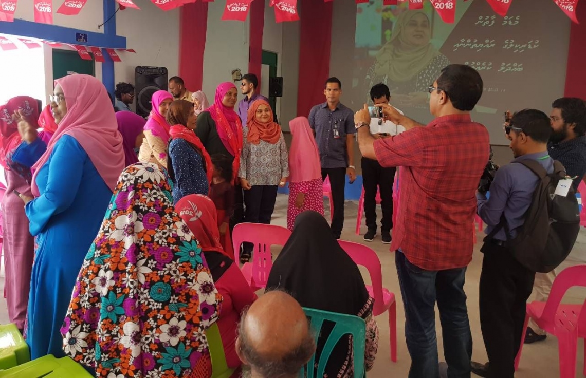 ރައީސް ޔާމީންގެ އަނބިކަނބަލުން ފަސްޓް ލޭޑީ ފާތިމަތު އިބްރާހީމް ބ. އަތޮޅަށް ކުރައްވަމުން ގެންދަވާ ދަތުރުފުޅުގެ ތެރެއިން، ކުޑަރިކިއްޔަށް ވަޑައިގެން ބައެއް މީހުންނާ އެކު ފޮޓޯފުޅެއް ނަންގަވަނީ.---ފޮޓޯ: ޕީޕީއެމް