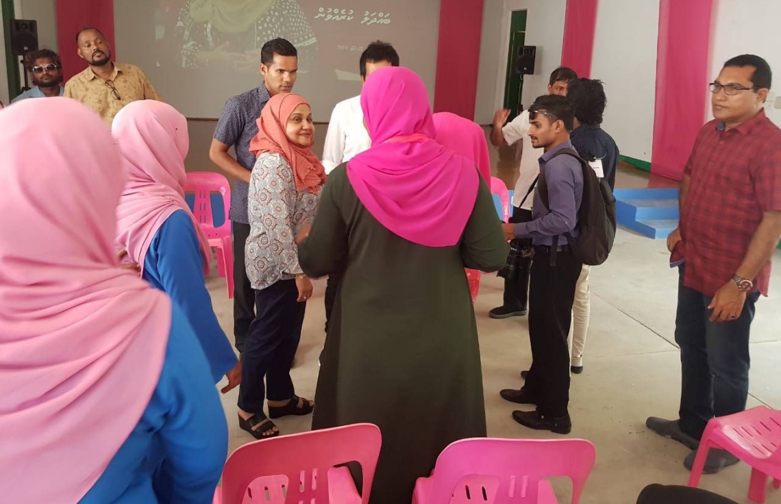 ރައީސް ޔާމީންގެ އަނބިކަނބަލުން ފަސްޓް ލޭޑީ ފާތިމަތު އިބްރާހީމް ބ. އަތޮޅަށް ކުރައްވަމުން ގެންދަވާ ދަތުރުފުޅުގެ ތެރެއިން، ޕީޕީއެމްގެ ބައެއް ސަޕޯޓަރުންނާ މަޝްވަރާ ކުރައްވަނީ.---ފޮޓޯ: ޕީޕީއެމް