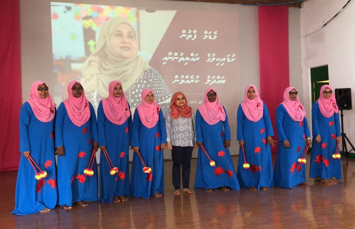 ރައީސް ޔާމީންގެ އަނބިކަނބަލުން ފަސްޓް ލޭޑީ ފާތިމަތު އިބްރާހީމް ބ. އަތޮޅަށް ކުރައްވަމުން ގެންދަވާ ދަތުރުފުޅުގެ ތެރެއިން، ކުޑަރިކިއްޔަށް ވަޑައިގެން އެ ރަށުގެ ޑާންސް ގުރޫޕަކާ އެކު ފޮޓޯއަކަށް ހުއްޓި ވަޑައިގެން.---ފޮޓޯ: ޕީޕީއެމް