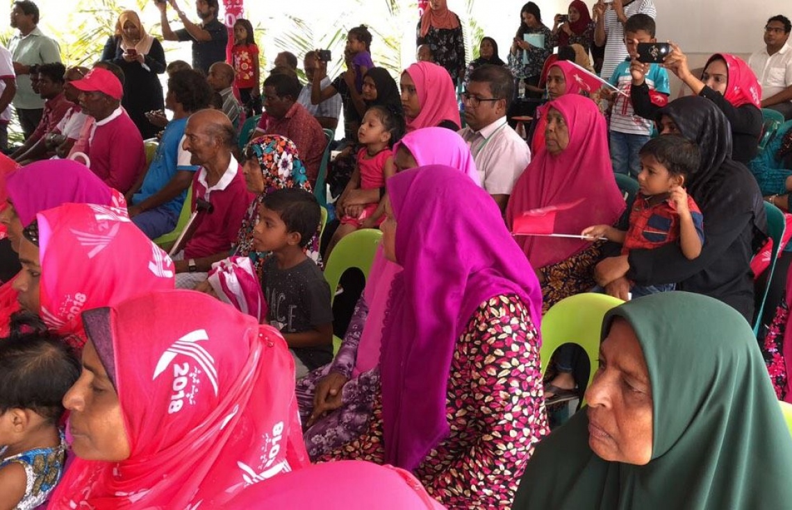 ރައީސް ޔާމީންގެ އަނބިކަނބަލުން ފަސްޓް ލޭޑީ ފާތިމަތު އިބްރާހީމް ބ. އަތޮޅަށް ކުރައްވަމުން ގެންދަވާ ދަތުރުފުޅުގެ ތެރެއިން، ޕީޕީއެމްގެ ބައެއް ސަޕޯޓަރުންނާ އެކު ބޭއްވެވި ބައްދަލުވުމަށް ދިޔަ މީހުންތަކެއް.---ފޮޓޯ: ޕީޕީއެމް