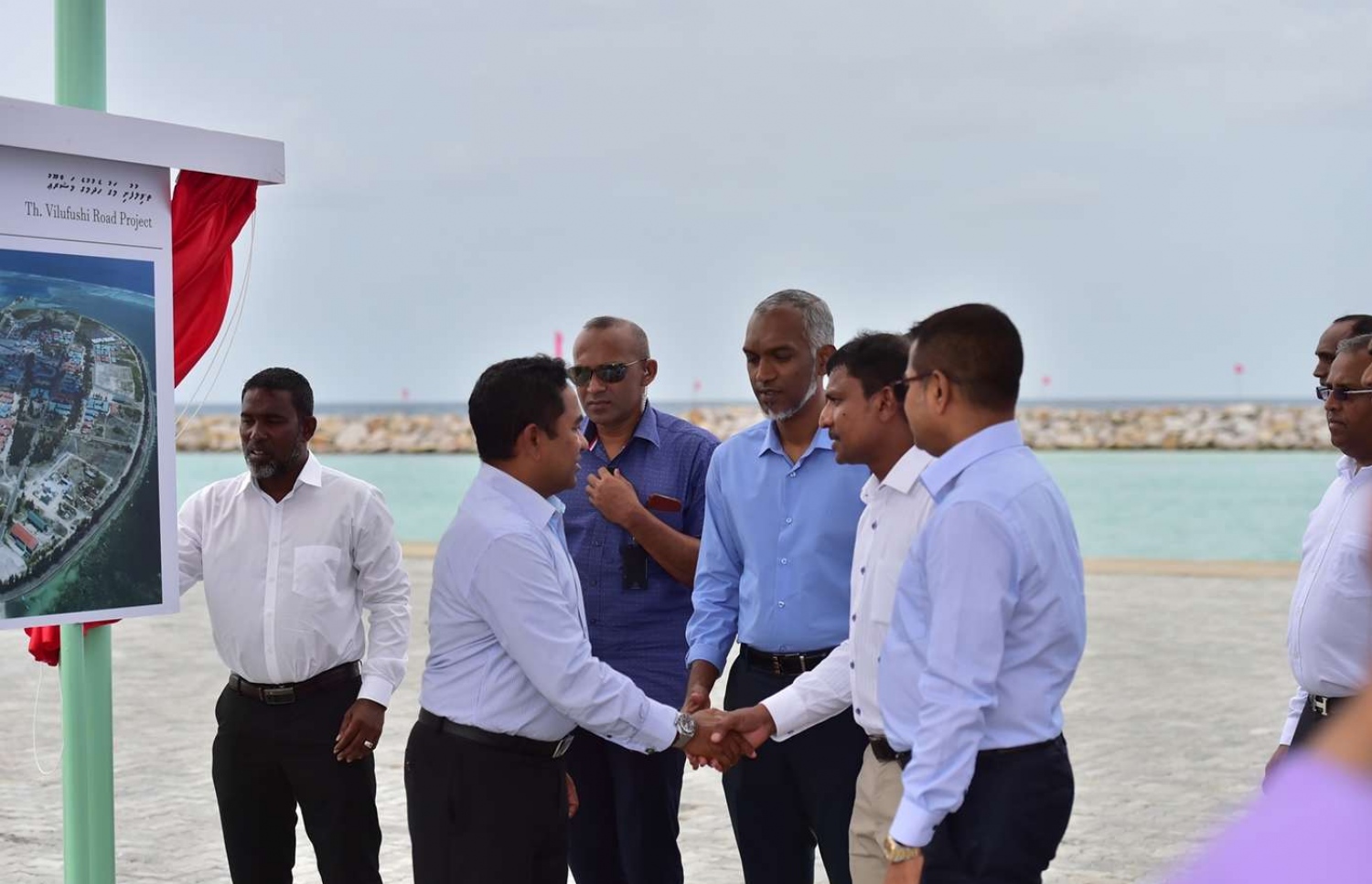 ވިލުފުށީގައި ސަރުކާރުން ކުރިއަށް ގެންދިޔަ ބައެއް މަޝްރޫއުތަކުގެ ނިމުން ފާހަގަކުރަން ރައީސް ޔާމީން އެ ރަށަށް ވަޑައިގެން، ރިޔާޒްއާ ސަލާމް ކުރައްވަނީ --ފޮޓޯ: ރައީސް އޮފީސް