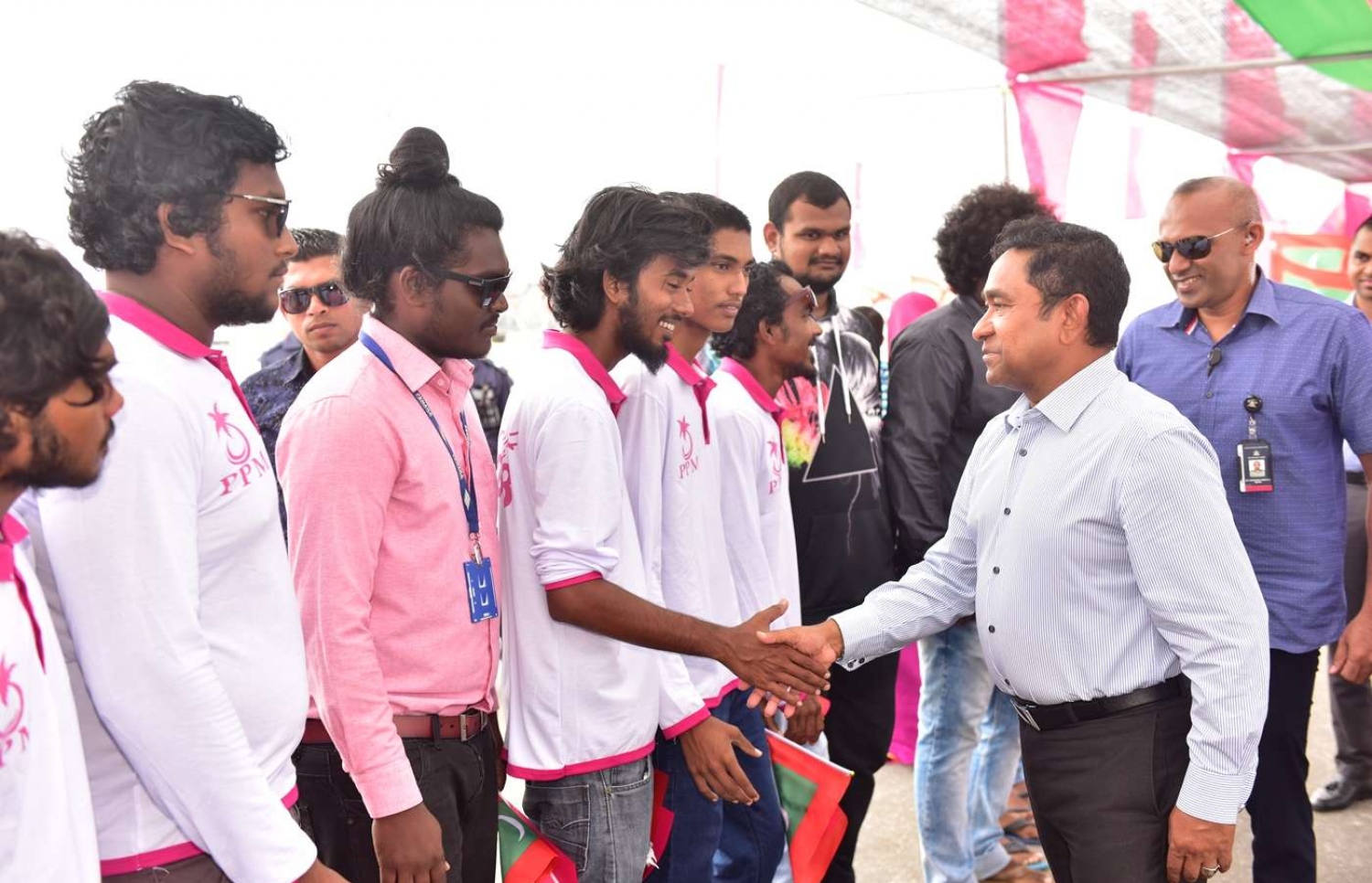 ރައީސް ޔާމީން ވިލުފުއްޓަށް ވަޑައިގަތުމުން އެމަނިކުފާނަށް މަރުހަބާ ކިޔުމަށް އެއްވި މީހުންނާ ސަލާމް ކުރައްވަނީ.---ފޮޓޯ: ރައީސް އޮފީސް