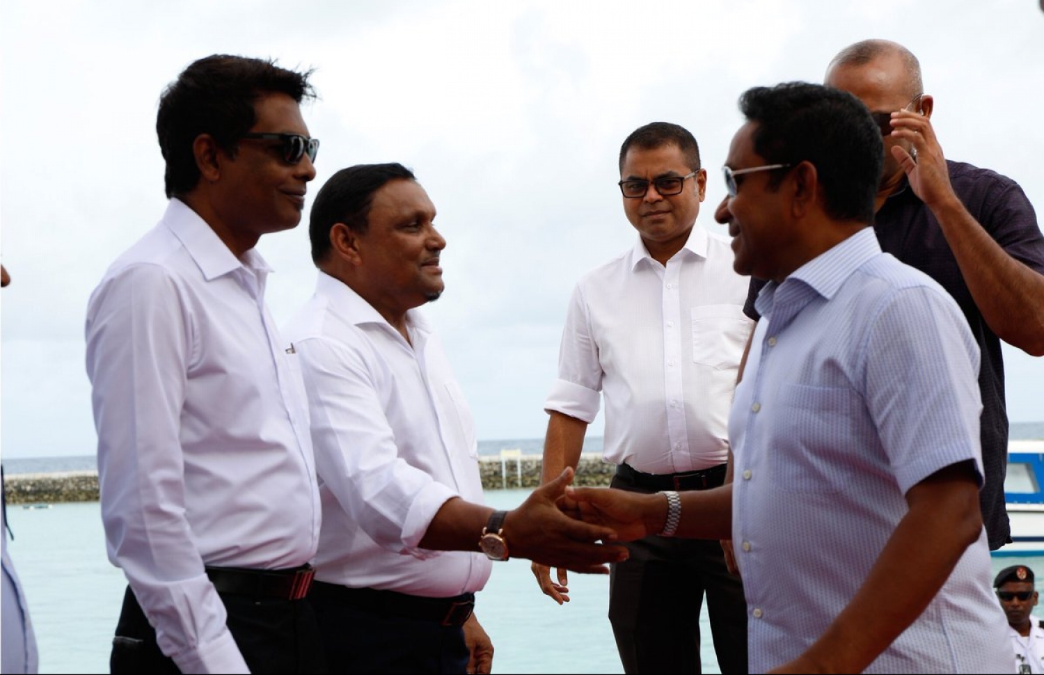 ރައީސް ޔާމީން މިއަދު ހެނދުނު ދިޔަމިގިއްޔަށް ވަޑައިގަތުމުން، ގުރައިދޫ ދާއިރާގެ މެމްބަރު ހުސައިން މަނިކު ދޮންމަނިކު މަރުހަބާ ދަންނަވަނީ.---ފޮޓޯ: ރައީސް އޮފީސް