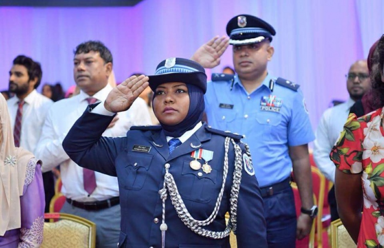 އެގްޒެކެޓިވް ރޭންކް ފުރަތަމަ އަންހެން އޮފިސަރަށް ނަޝްވާ