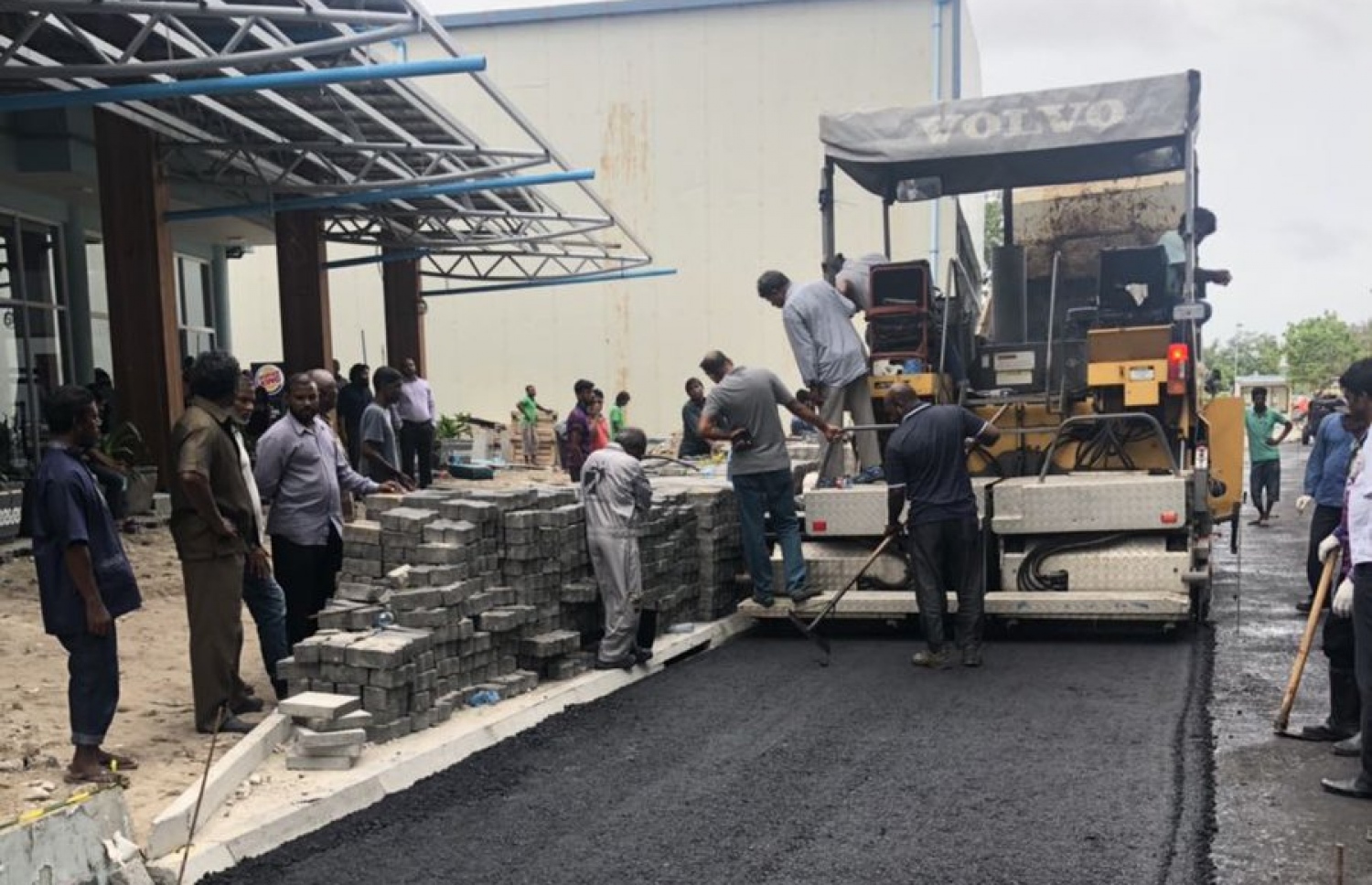 ބްރިޖަށް ދާން އޮންނަ މަގުގައި ތާރު އަޅަނީ-- ފޮޓޯ: ހައުސިން މިނިސްޓްރީ