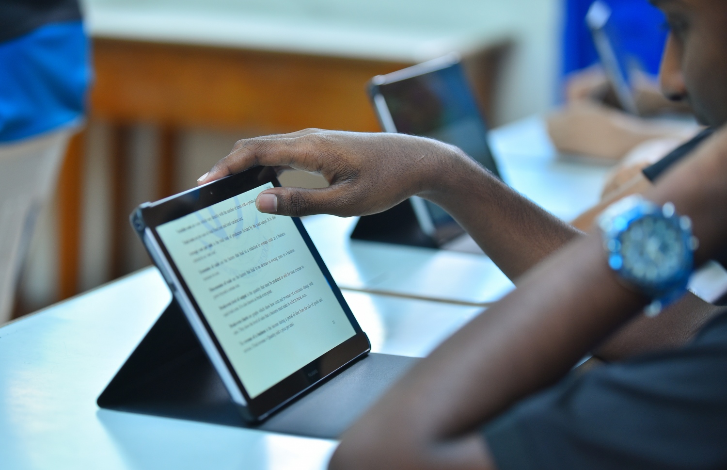 ސްކޫލެއްގައި ޓެބްލެޓް ބޭނުންކޮށްގެން ކިޔަވައިދެނީ.-- ފޮޓޯ: ހުސެއިން ވަހީދު/ މިހާރު