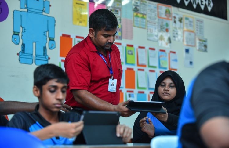 ސްކޫލުގައި ޓެބްލެޓް ބޭނުންކުރުމުގެ ވިސްނުން އެބަހުރި