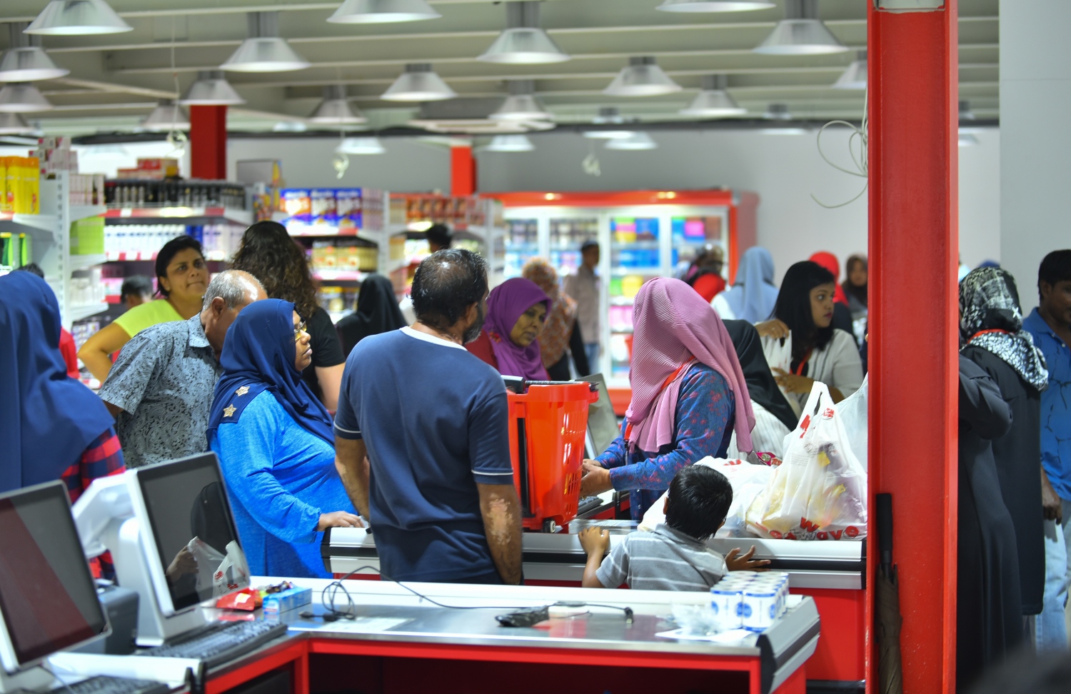 ރެޑްވޭވުން ހުޅުމާލޭގައި މިއަދު ހަވީރު ހުޅުވި "ރެޑްވޭވް މެގަމޯލް" އިން ކަސްޓަމަރުން ވިޔަފާރިކުރަނީ: މިތަނުގައި ލައްކައަށް ވުރެ ގިނަ އައިޓަމް ލިބެން ހުރޭ. ފޮޓޯ: އަހުމަދު ނިޝާތު /މިހާރު