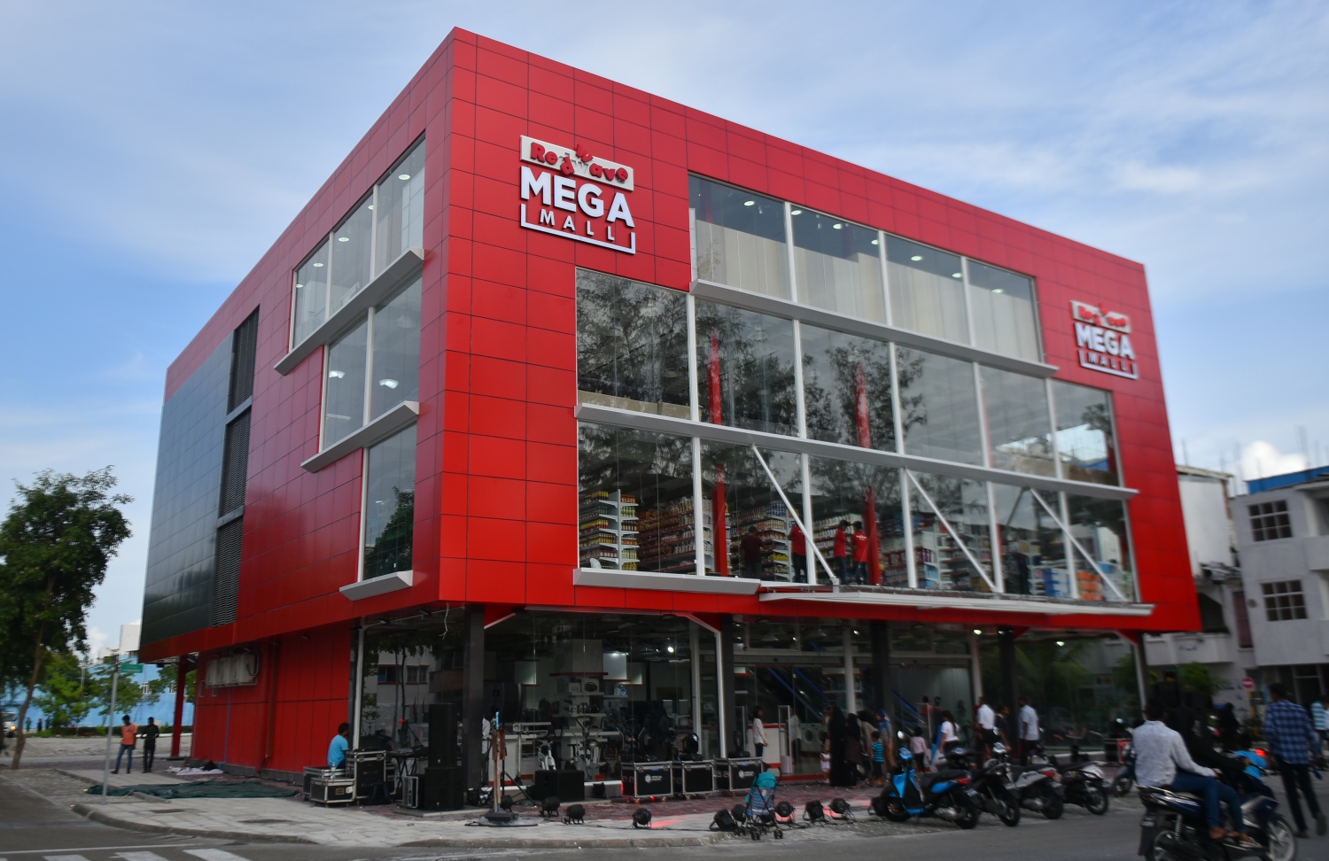 ރެޑްވޭވުން ހުޅުމާލޭގައި މިއަދު ހަވީރު ހުޅުވި "ރެޑްވޭވް މެގަމޯލް" މިއީ ރާއްޖޭގައި ހެދި އެންމެ ބޮޑު ޑިޕާޓްމަންޓް ސްޓޯރު. ފޮޓޯ: އަހުމަދު ނިޝާތު /މިހާރު