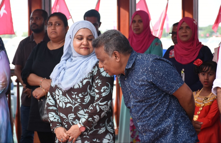 އޭދަފުށީ ސަލީމާއި ހުސައިން މަނިކު ހުންނެވީ އިދިކޮޅާއެކު