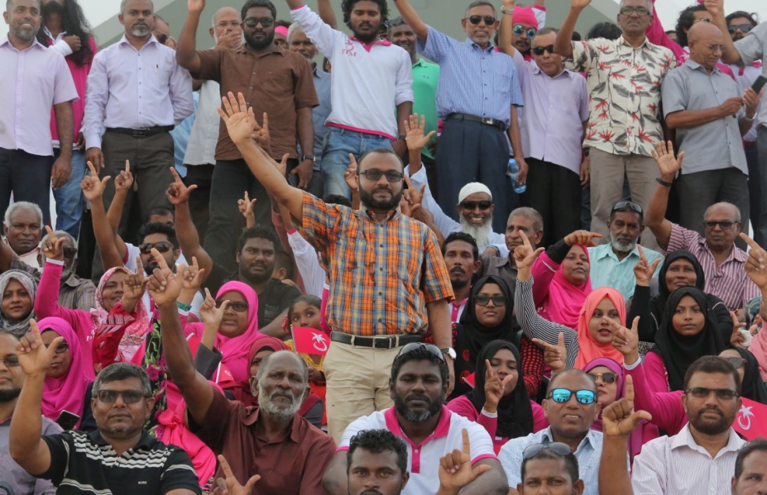 ޝަހީމް ތިނަދޫގެ ސަޕޯޓަރުންނާ އެކު އެ ރަށުގެ އިސްލާމީ މަރުކަޒުގެ ސިޑި މަތީގައި.