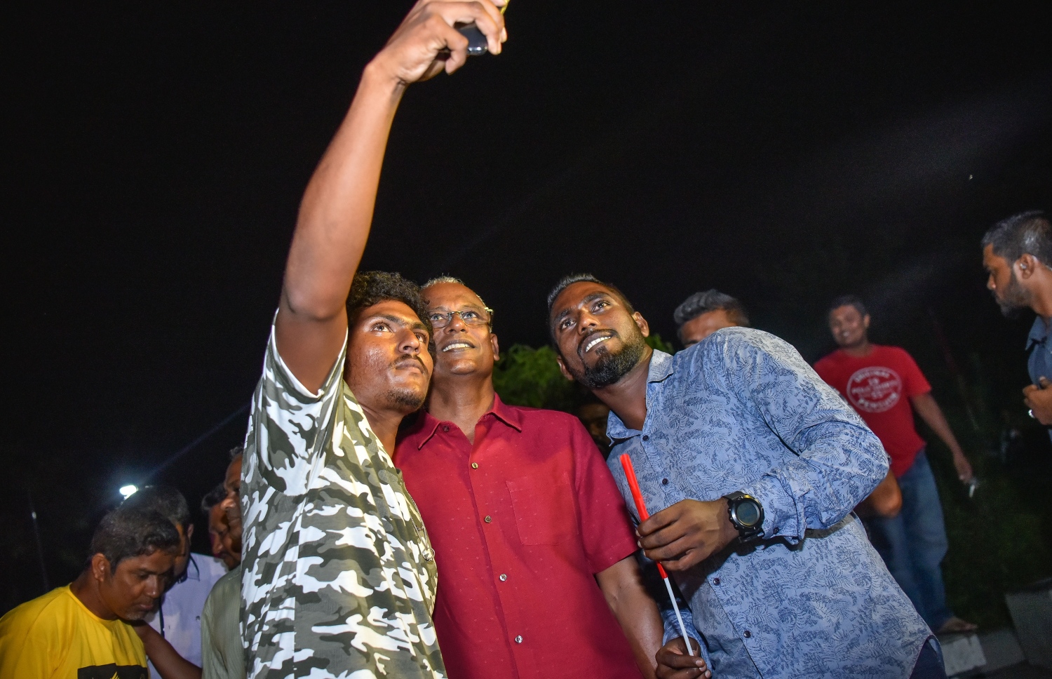 އިބޫ މިރޭ ހުޅުމާލޭގެ ޒުވާނުންތަކަކާއެކު ސެލްފީއެއް ނަންގަވަނީ. --- ފޮޓޯ: ނިޝާން އަލީ/ މިހާރު