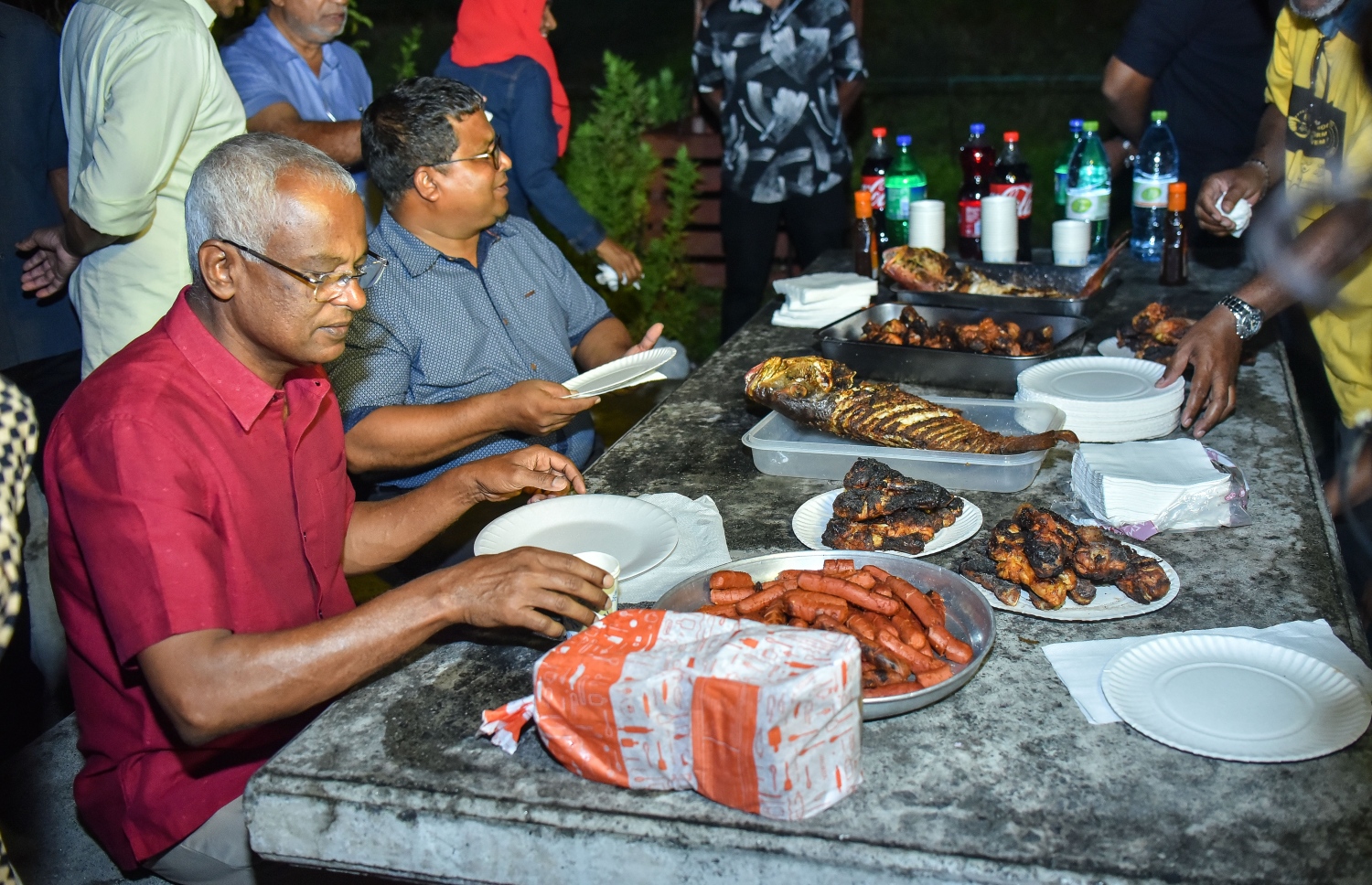 ޒުވާނުންތަކެއް އިސް ނަގައިގެން ހުޅުމާލޭގައި ބޭއްވި ބާބަކިއުއަށް، އިބޫ އާއި އިދިކޮޅު ބައެއް ބޭފުޅުން އިންސާފު ކުރައްވަނީ. --- ފޮޓޯ: ނިޝާން އަލީ/ މިހާރު