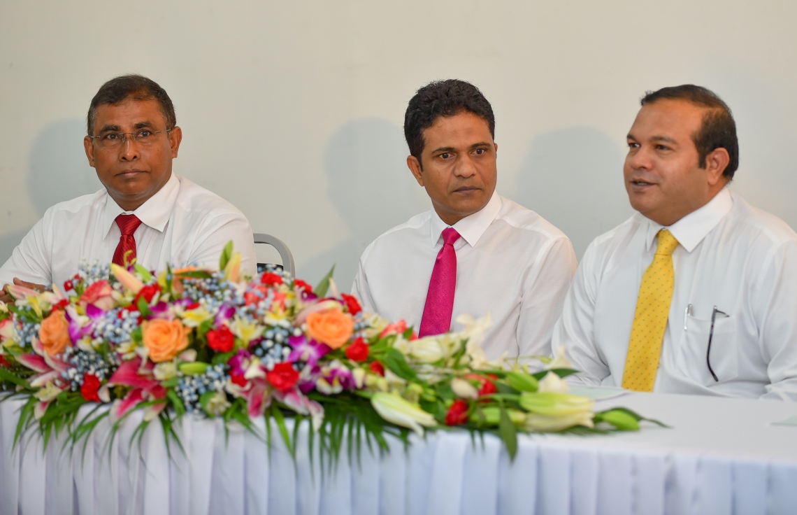 މާލެ: އޮގަސްޓް 18، 2018- މި އަހަރުގެ ރިޔާސީ އިންތިޚާބުގައި ވާދަކުރައްވާ ދެ ކެންޑިޑޭޓުންގެ ނަން ތަރުތީބު ކުރުމަށްޓަކައި ބޭއްވި ހަފުލާގައި (ކ-ވ) މުހައްމަދު އަސްލަމް (އެމްޑީޕީ) އާއި އަހުމަދު ނިހާން (ޕީޕީއެމް) އަދި ޑރ. އަބްދުﷲ މައުސޫމް (ޖޭޕީ) ބައިވެރިވެވަޑައިގަންނަވަނީ.---ފޮޓޯ: އަހުމަދު ނިޝާތު/މިހާރު