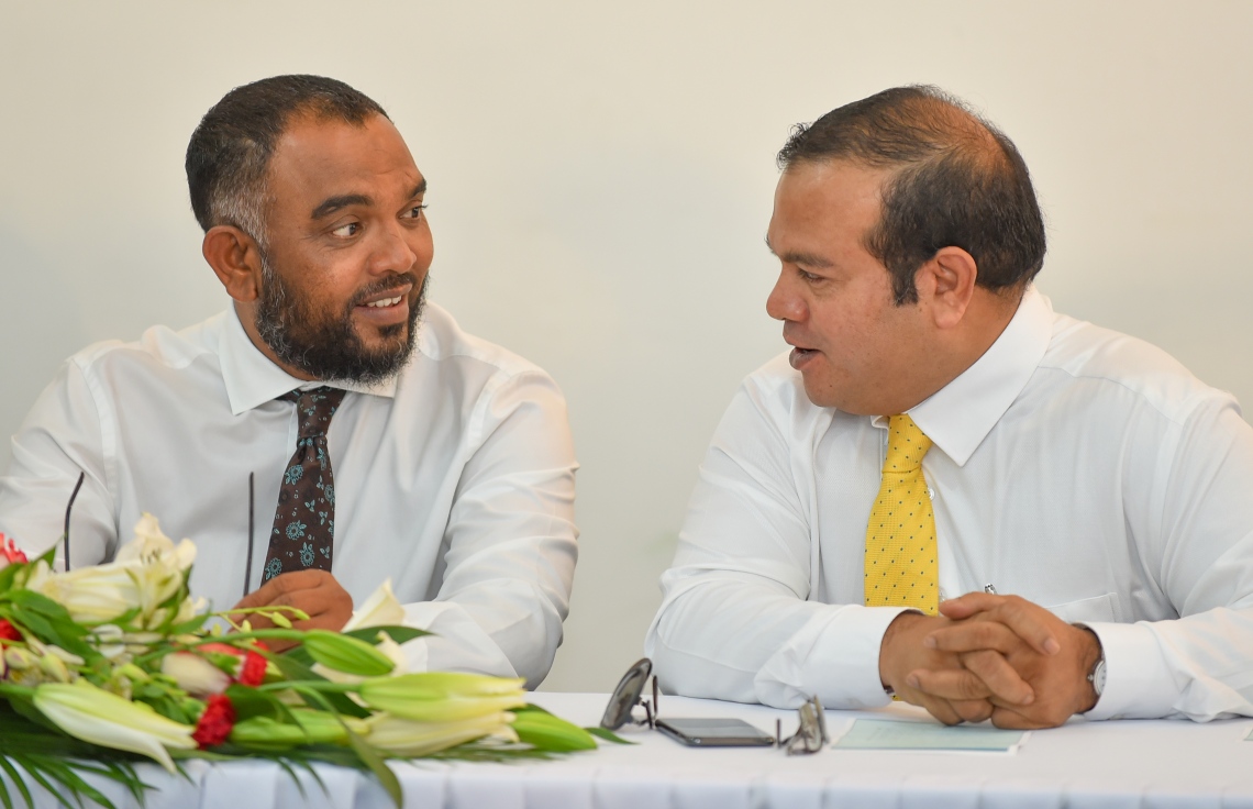 މާލެ: އޮގަސްޓް 18، 2018- މި އަހަރުގެ ރިޔާސީ އިންތިޚާބުގައި ވާދަކުރައްވާ ދެ ކެންޑިޑޭޓުންގެ ނަން ތަރުތީބު ކުރުމަށްޓަކައި ބޭއްވި ހަފުލާގައި ރައްޔިތުންގެ މަޖިލީހުގެ އެމްޑީޕީގެ މެމްބަރު މުހައްމަދު އަސްލަމް (ކ) އާއި ރައްޔިތުންގެ މަޖިލީހުގެ ޕީޕީއެމްގެ މެމްބަރު އަލީ އާރިފް (ވ) ވާހަކަ ދައްކަވަނީ.---ފޮޓޯ: އަހުމަދު ނިޝާތު/މިހާރު