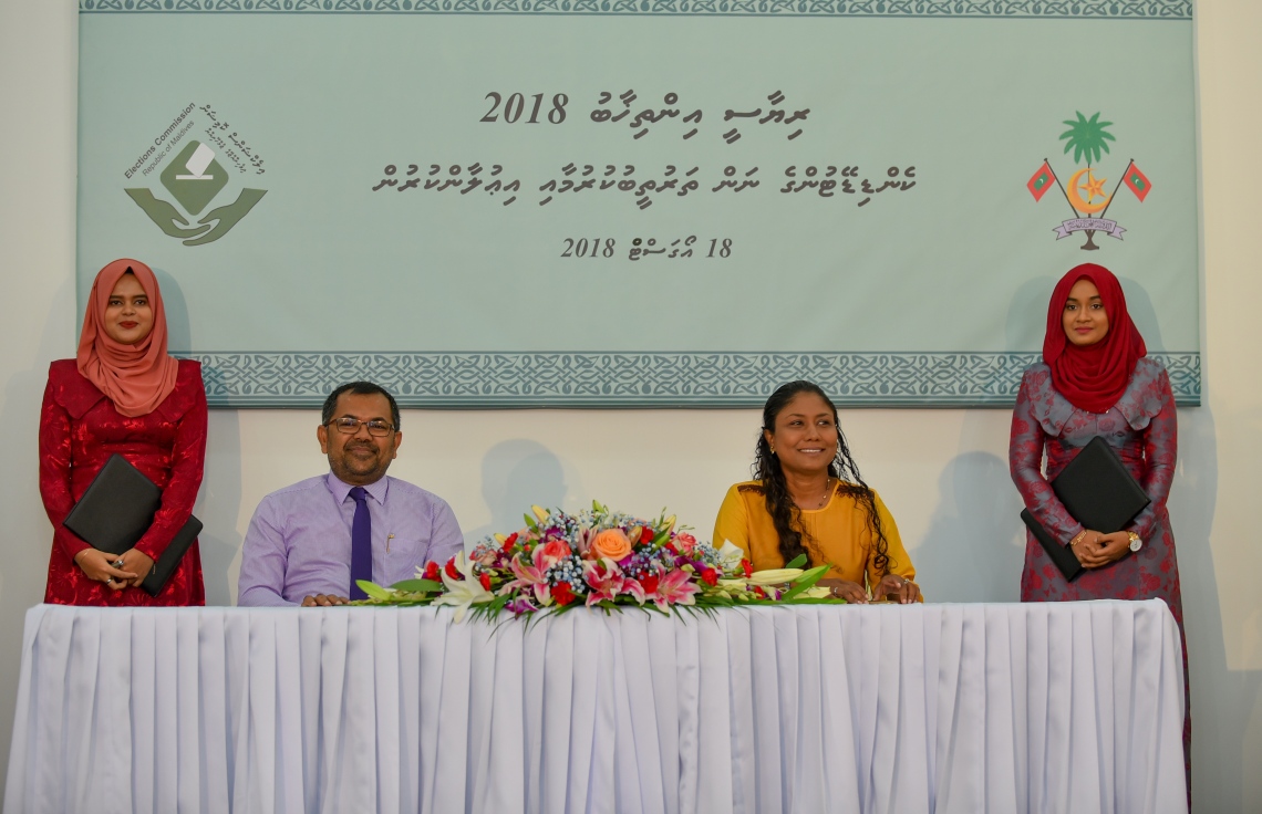 މާލެ: އޮގަސްޓް 18، 2018- މި އަހަރުގެ ރިޔާސީ އިންތިޚާބުގައި ވާދަކުރައްވާ ދެ ކެންޑިޑޭޓުންގެ ނަން ތަރުތީބު ކުރުމަށްޓަކައި އެ ދެ ބޭފުޅުންގެ ފަރާތްޕުޅުން ގުރު ނެންގެވި ހިސާން ހުސައިން [އިދިކޮޅު ކެންޑިޑޭޓް އިބްރާހިމް މުހައްމަދު ސޯލިހް (އިބޫ) ގެ އިންތިޚާބީ އެޖެންޓު] އާއި މޫސާ ޒަމީރު [ރައީސް ޔާމީންގެ ފަރާތްޕުޅުން] މިއަދުގެ ހަފުލާގައި ބައިވެރިވެވަޑައިގަންނަވަނީ: ރައީސް ޔާމީންގެ ކެންޑިޑޭޓް ނަމްބަރަކީ 1، އިބޫގެ ނަމްބަރަކީ 2.---ފޮޓޯ: އަހުމަދު ނިޝާތު/މިހާރު