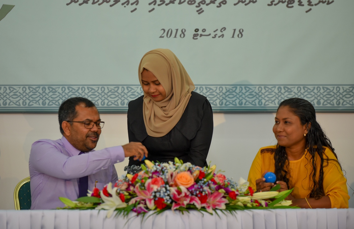 މާލެ: އޮގަސްޓް 18، 2018- މި އަހަރުގެ ރިޔާސީ އިންތިޚާބުގައި ވާދަކުރައްވާ ދެ ކެންޑިޑޭޓުންގެ ނަން ތަރުތީބު ކުރުމަށްޓަކައި އިލެކްޝަންސް ކޮމިޝަންގައި ބޭއްވި ހަފުލާގައި، ޕީޕީއެމްގެ ކެންޑިޑޭޓް ރައީސް ޔާމީންގެ ފަރާތްޕުޅުން ބައިވެރިވެވަޑައިގެންނެވި ޒަމީރު (ވ) ކަމާއި ގުޅޭ ލިޔުމެއްގައި ސޮއިކުރައްވަނީ.---ފޮޓޯ: އަހުމަދު ނިޝާތު/މިހާރު