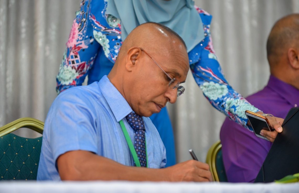 މާލެ: އޮގަސްޓް 18، 2018- މި އަހަރުގެ ރިޔާސީ އިންތިޚާބުގައި ވާދަކުރައްވާ ދެ ކެންޑިޑޭޓުންގެ ނަން ތަރުތީބު ކުރުމަށްޓަކައި އިލެކްޝަންސް ކޮމިޝަންގައި ބޭއްވި ހަފުލާގައި، އެ ކޮމިޝަންގެ މެމްބަރު އިސްމާއިލް ހަބީބް އެއްޗެއްގައި ލިޔުއްވަނީ.---ފޮޓޯ: އަހުމަދު ނިޝާތު/މިހާރު