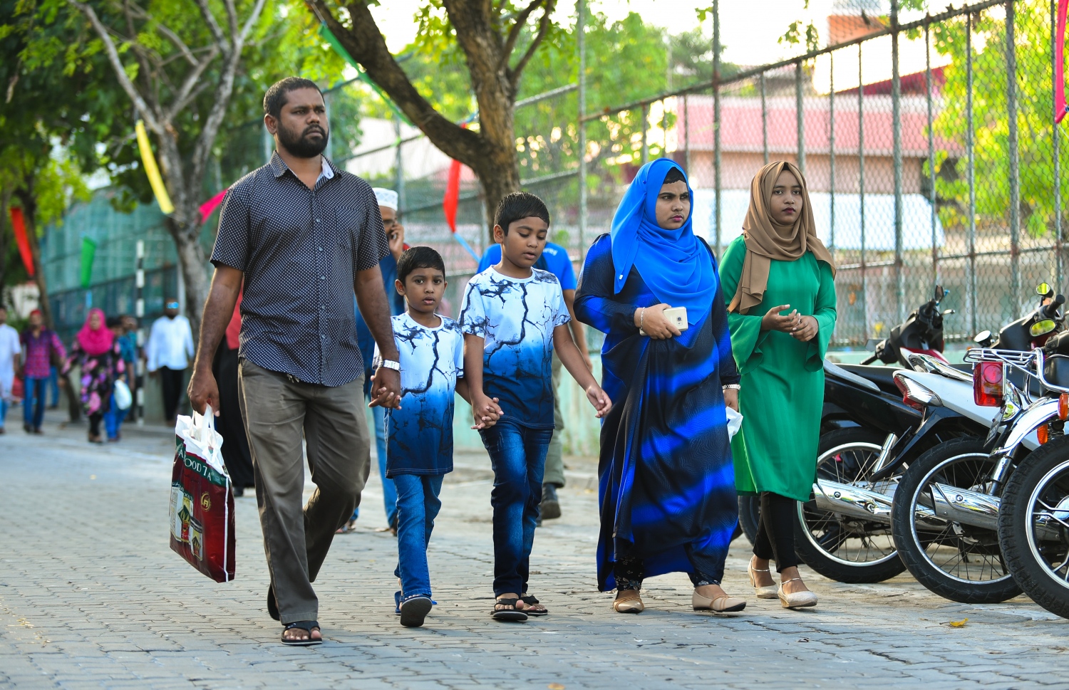 މާލޭގައި މާފަންނު ސްޓޭޑިއަމްގައި ބޮޑު ޖަމާއަތުގައި އޮތް އީދު ނަމާދަކަށް ބަޔަކު ދަނީ -- ފައިލް ފޮޓޯ/ މިހާރު