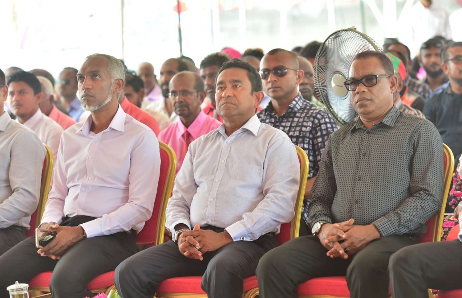 ހދ. ނޮޅިވަރަމްފަރުގެ ބަނދަރު ރަަސްމީކޮށް ހުޅުވުމަށް އޯގަސްޓް 22، 2018 ގައި ބޭއްވި ރަސްމިއަޔާތުގައި އޭރުގެ ރައީސް ޔާމީންގެ އަރިހުގައި ޑރ. މުއިއްޒު ބައިވެރިވެވަޑައިގަންނަވަނީ.---ފައިލް ފޮޓޯ: ރައީސް އޮފީސް