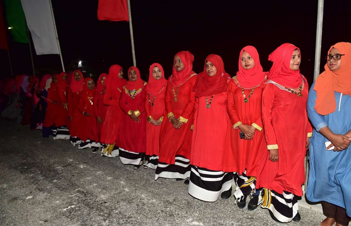 ހދ. ކުޅުދުއްފުށި: އޮގަސްޓް 22، 2018- ރައީސް އަބްދުﷲ ޔާމީން މި ރަށަށް ވަޑައިގަތުމުން އެމަނިކުފާނަށް މަރުހަބާ ކިޔަން ދިޔަ އަންހެނުންތަކެއް ދިވެހި ސަގާފީ ހެދުމުގައި: ވަރަށް ގިނަ ބަޔަކު ވަނީ ކުޅުދުއްފުށިން ރައީސަށް މަރުހަބާ ކިޔާފައި.---ފޮޓޯ: ރައީސް އޮފީސް