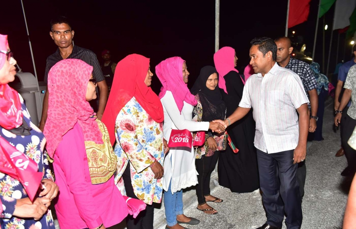 ހދ. ކުޅުދުއްފުށި: އޮގަސްޓް 22، 2018- ރައީސް އަބްދުﷲ ޔާމީން މި ރަށަށް ވަޑައިގަތުމުން އެމަނިކުފާނަށް މަރުހަބާ ކިޔަން ދިޔަ ބަޔަކާ ސަލާމް ކުރައްވަނީ: ވަރަށް ގިނަ ބަޔަކު ވަނީ ކުޅުދުއްފުށިން ރައީސަށް މަރުހަބާ ކިޔާފައި.---ފޮޓޯ: ރައީސް އޮފީސް