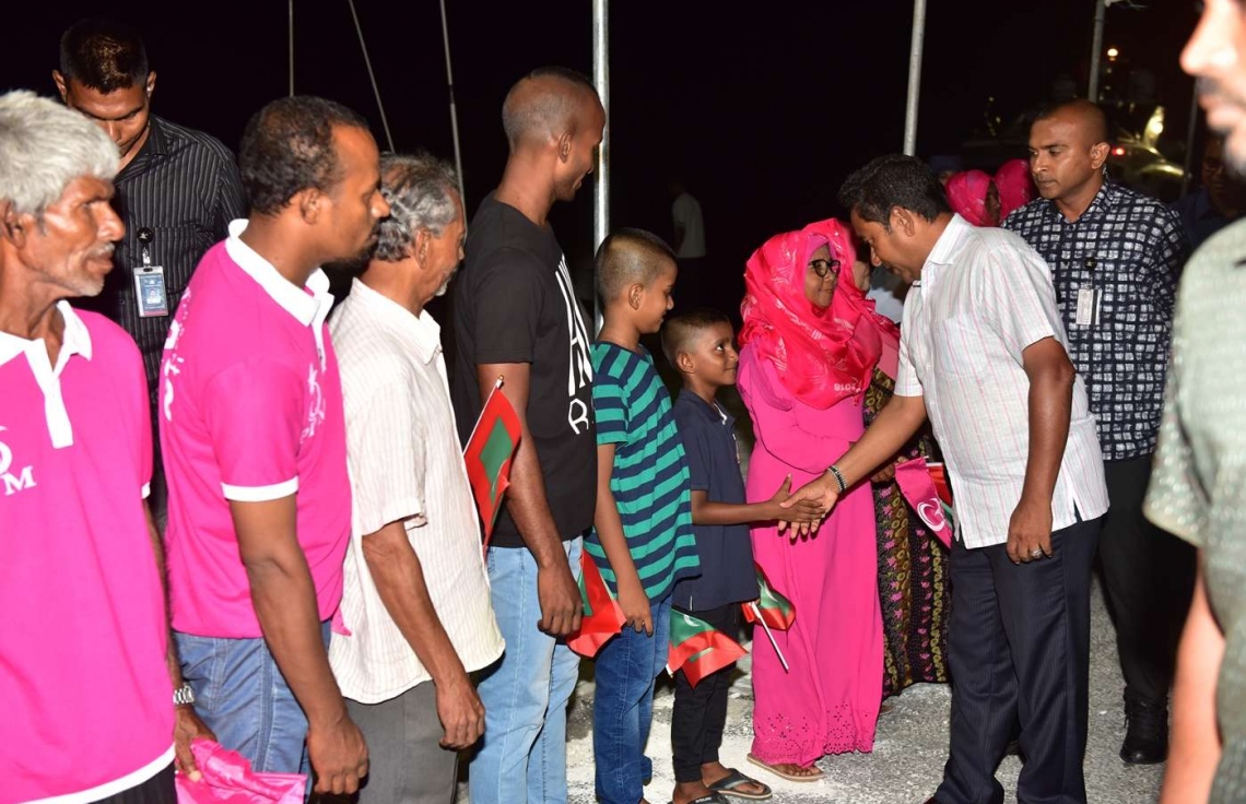 ހދ. ކުޅުދުއްފުށި: އޮގަސްޓް 22، 2018- ރައީސް އަބްދުﷲ ޔާމީން މި ރަށަށް ވަޑައިގަތުމުން އެމަނިކުފާނަށް މަރުހަބާ ކިޔަން ދިޔަ ކުޑަކުއްޖަކާ ސަލާމް ކުރައްވަނީ: ވަރަށް ގިނަ ބަޔަކު ވަނީ ކުޅުދުއްފުށިން ރައީސަށް މަރުހަބާ ކިޔާފައި.---ފޮޓޯ: ރައީސް އޮފީސް