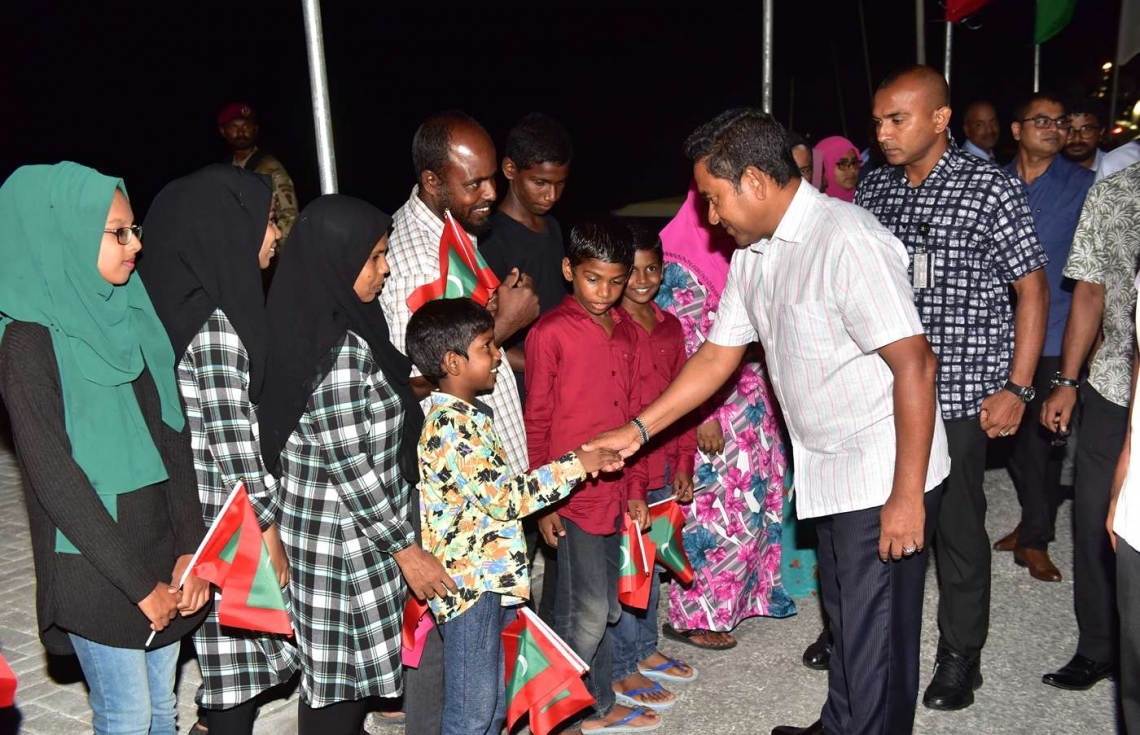 ހދ. ކުޅުދުއްފުށި: އޮގަސްޓް 22، 2018- ރައީސް އަބްދުﷲ ޔާމީން މި ރަށަށް ވަޑައިގަތުމުން އެމަނިކުފާނަށް މަރުހަބާ ކިޔަން ދިޔަ ކުޑަކުއްޖަކާ ސަލާމް ކުރައްވަނީ: ވަރަށް ގިނަ ބަޔަކު ވަނީ ކުޅުދުއްފުށިން ރައީސަށް މަރުހަބާ ކިޔާފައި.---ފޮޓޯ: ރައީސް އޮފީސް