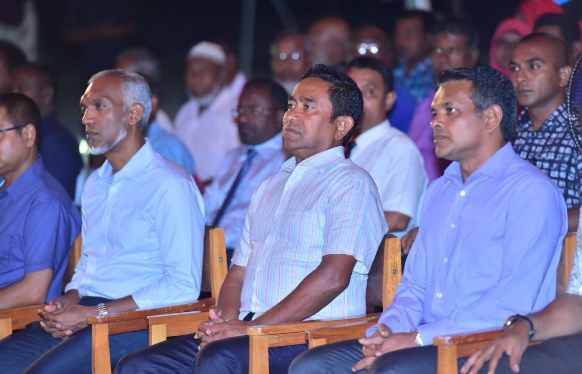 ހދ. ކުޅުދުއްފުށި: އޮގަސްޓް 22، 2018- ރައީސް އަބްދުﷲ ޔާމީން މި ރަށަށް ކުރެއްވި ދަތުރުފުޅުގައި ރައްޔިތުންނާ ބައްދަލުކުރެއްވުމަށް ބޭއްވި ހަފުލާގައި އެމަނިކުފާނުގެ އިތުރުން ހައުސިން މިނިސްޓަރު މުއިއްޒު (ވ) އާއި ކުޅުދުއްފުށީ ދެކުނު ދާއިރާގެ މެމްބަރު ނަޝީދު (ކ) ބައިވެރިވެވަޑައިގަންނަވަނީ.---ފޮޓޯ: ރައީސް އޮފީސް