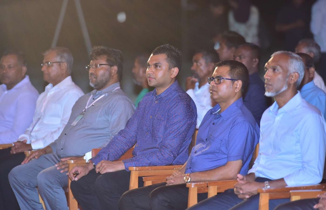 ހދ. ކުޅުދުއްފުށި: އޮގަސްޓް 22، 2018- ރައީސް އަބްދުﷲ ޔާމީން މި ރަށަށް ކުރެއްވި ދަތުރުފުޅުގައި ރައްޔިތުންނާ ބައްދަލުކުރެއްވުމަށް ބޭއްވި ހަފުލާގައި ބައިވެރިވެވަޑައިގެންނެވި، ސަރުކާރުގެ ބައެއް އިސްވެރިން.---ފޮޓޯ: ރައީސް އޮފީސް