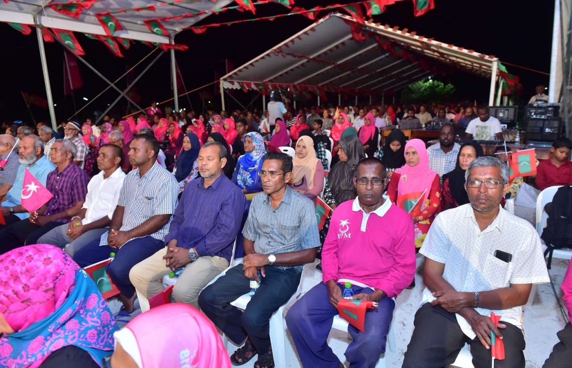 ހދ. ކުޅުދުއްފުށި: އޮގަސްޓް 22، 2018- ރައީސް އަބްދުﷲ ޔާމީން މި ރަށަށް ކުރެއްވި ދަތުރުފުޅުގައި ރައްޔިތުންނާ ބައްދަލުކުރެއްވުމަށް ބޭއްވި ހަފުލާ އަށް ދިޔަ ބައެއް މީހުން: ރައީސަށް މަރުހަބާ ކިޔުމަށް ކުޅުދުއްފުށީގެ ވަރަށް ގިނަ ބަޔަކު ބަނދަރު ސަރަހައްދަށް ނުކުމެ ތިބި.---ފޮޓޯ: ރައީސް އޮފީސް