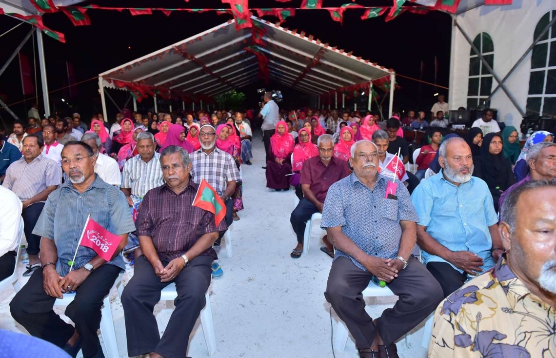 ހދ. ކުޅުދުއްފުށި: އޮގަސްޓް 22، 2018- ރައީސް އަބްދުﷲ ޔާމީން މި ރަށަށް ކުރެއްވި ދަތުރުފުޅުގައި ރައްޔިތުންނާ ބައްދަލުކުރެއްވުމަށް ބޭއްވި ހަފުލާ އަށް ދިޔަ ބައެއް މީހުން: ރައީސަށް މަރުހަބާ ކިޔުމަށް ކުޅުދުއްފުށީގެ ވަރަށް ގިނަ ބަޔަކު ބަނދަރު ސަރަހައްދަށް ނުކުމެ ތިބި.---ފޮޓޯ: ރައީސް އޮފީސް