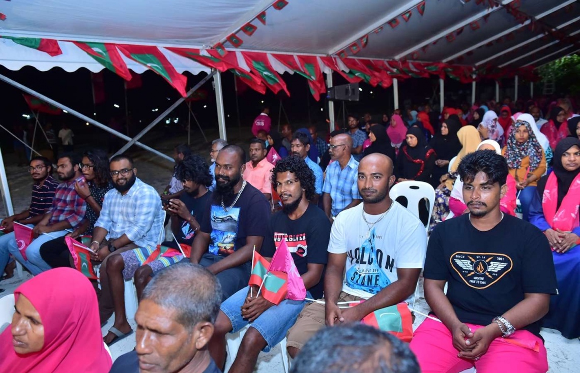 ހދ. ކުޅުދުއްފުށި: އޮގަސްޓް 22، 2018- ރައީސް އަބްދުﷲ ޔާމީން މި ރަށަށް ކުރެއްވި ދަތުރުފުޅުގައި ރައްޔިތުންނާ ބައްދަލުކުރެއްވުމަށް ބޭއްވި ހަފުލާ އަށް ދިޔަ ބައެއް މީހުން: ރައީސަށް މަރުހަބާ ކިޔުމަށް ކުޅުދުއްފުށީގެ ވަރަށް ގިނަ ބަޔަކު ބަނދަރު ސަރަހައްދަށް ނުކުމެ ތިބި.---ފޮޓޯ: ރައީސް އޮފީސް
