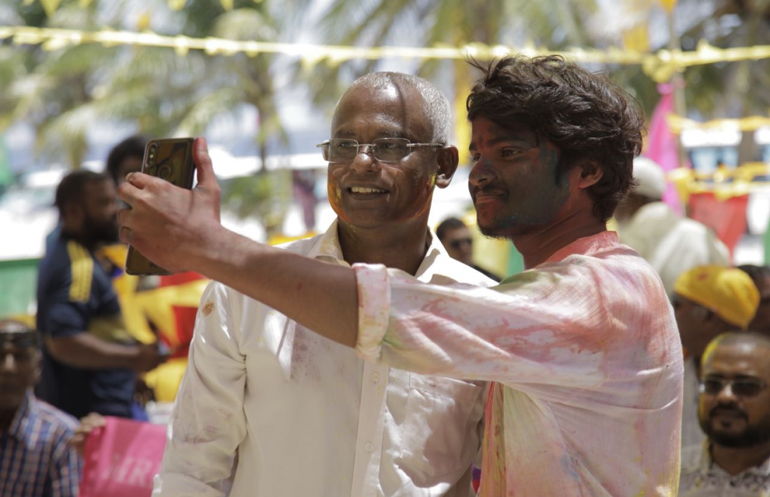 އިބޫ ރ. އަތޮޅުގައި މީހަކާއެކު ފޮޓޯއެއް ނަންގަވަނީ: އީދުގެ ފޯރި މި އަތޮޅުގައި ގަދަ -- ފޮޓޯ / އެމްޑީޕީ