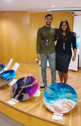 Ajikko Rasheed (L) and Raniya Mansoor proudly displaying their resin art collection. PHOTO/OEVAALI TEAM